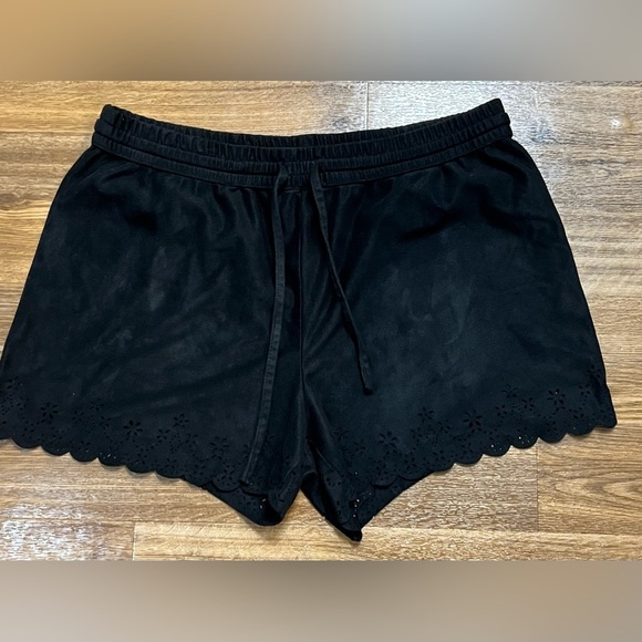 Garage faux suede black eyelet design elastic waist lightweight shorts Large EUC - Picture 7 of 8
